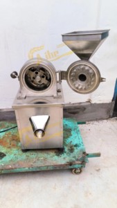 Machine à moudre les graines <span class=keywords><strong>de</strong></span> <span class=keywords><strong>caroube</strong></span> électrique universelle en acier inoxydable avec moteur pour la transformation alimentaire et le broyage <span class=keywords><strong>de</strong></span> la poudre <span class=keywords><strong>de</strong></span> graines - Product Image 2