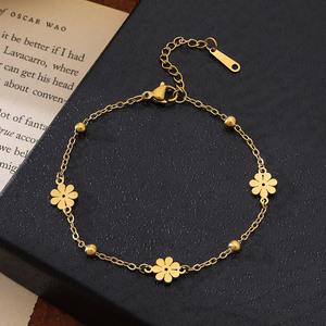 Bracelet à chaîne à maillons avec pendentif en forme de cœur creux, de croix, de fleur et de symbole d'infini en acier inoxydable plaqué or 18 carats pour femmes, bijoux de tous les jours - Product Image 2