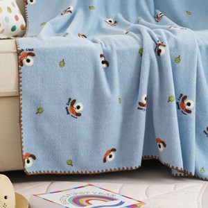 Manta de poliéster con estampado de cachorro azul de dibujos animados, suave y cálida, para bebés, con dobladillo ondulado decorativo, venta al por mayor de fábrica OEM - Product Image 3