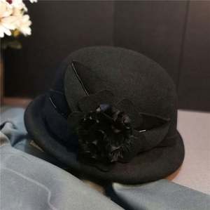 Béret en feutre de laine de luxe personnalisé pour femme, élégant chapeau d'équitation Cloche, chapeau formel d'hiver pour l'église, avec garniture florale pour fêtes - Product Image 3