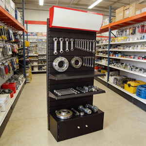 Espositore Inclinato in Metallo con Pannello Forato per Accessori Ferramenta, Scaffale per Negozio di Utensili - Product Image 1