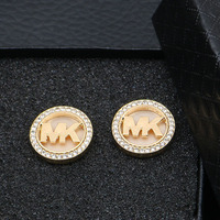 Pendientes de tuerca sencillos para mujer con letras huecas de concha redonda incrustada y diamantes, estilo europeo y americano, joyería de moda al por mayor, populares en redes.