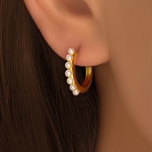 Boucles d'oreilles Huggies en perles tendance plaquées or 18 carats pour femmes - Product Image 6