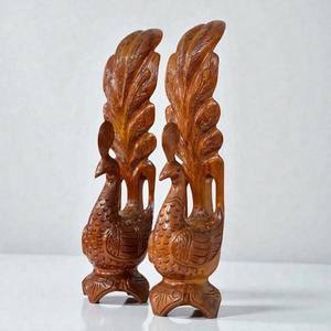 Paire de statues de paons en bois sculptées et ajourées pour la décoration intérieure, cadeau et objet de collection - Product Image 1