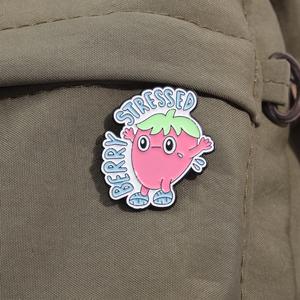 Niedliche Frucht-Emaille-Anstecknadel Rosa Erdbeer-Brosche Revers-Abzeichen Schmuck Geschenk für Freunde Kinder Großhandel - Product Image 3