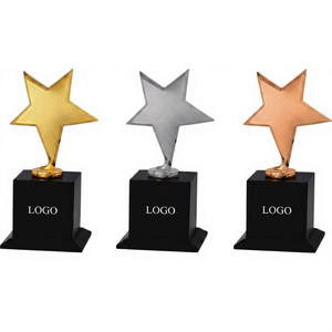 Trofeo di lusso in metallo dal design accattivante, perfetto per premi per prestazioni, riconoscimenti al leadership e cerimonie di apprezzamento. - Product Image 1