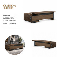 Bureau de direction en bois au design flottant, panneau de dissimulation à grain de bois, base noire, armoire latérale, bureau de direction de luxe