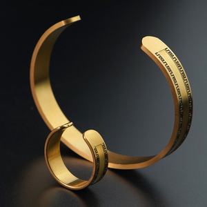 Juego de Joyería Personalizado de Fábrica, Brazaletes Inspiradores de Acero Inoxidable Chapados en Oro, Brazalete Abierto Grabado y Ajustable - Product Image 2