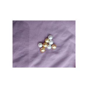 Nuestras perlas blancas especiales, de 9-10 mm, brillan con un resplandor dorado que exuda una belleza encantadora y un encanto sofisticado. - Product Image 1