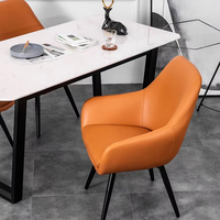 Chaise de salle à manger individuelle en tissu PU de style nordique pour petits espaces, dossier décontracté moderne et minimaliste, pieds en fer, très tendance
