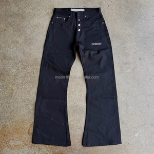 Jeans de diseñador de mezclilla japonesa selvedge negros lisos con botones, de pierna recta y corte holgado para hombre, personalizados por fabricante de mezclilla. - Product Image 1