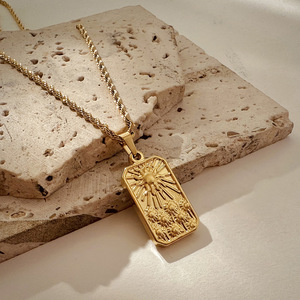 Collana Valiana in Acciaio Inossidabile con Stella di Venere e Luna Retrò, Catena in Bambù, Gioiello con Rilievo Artistico e Diamante - Regalo - Product Image 3