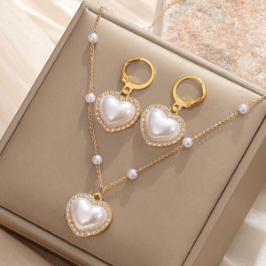 Parure de bijoux tendance 2026 : collier, boucles d'oreilles et bague en or avec pendentif cœur blanc Fritillaria – Cadeau idéal pour femme - Product Image 5