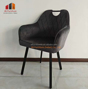 Fauteuil de salle à manger en velours <span class=keywords><strong>gris</strong></span> <span class=keywords><strong>clair</strong></span> avec motif matelassé en losanges et poignée supérieure en métal, pieds en métal noir pour espaces modernes et élégants - Product Image 4