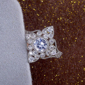 Anello con motivo traforato per donna, elegante gioiello da dito scintillante e alla moda - Product Image 2