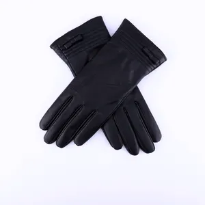 Venta al por mayor de guantes de invierno de moda de las mujeres de lana forrada de cuero con puños acolchados y lazo