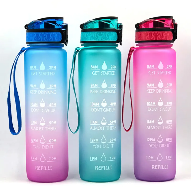 2023 Revestimiento de goma a prueba de fugas 32oz BPA libre Tritan Motivational botella de agua de plástico con marcador de tiempo y cuerda