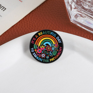Broche en émail noir « Citation Féministe » Arc-en-ciel Floral « Écraser le Patriarcat » pour Sac à Dos et Vêtements – Grande Vente - Product Image 2