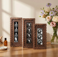 Marco de Madera Sólida Personalizado de Fábrica para Tiras de Fotos, Marco de Madera con Forma de Ola, Marco Decorativo OEM para Tiras de Fotos de 4 Cuadrículas