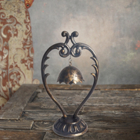 Cloche de table en fonte traditionnelle faite à la main Figurine Bronze fini avec un bon son pour la décoration de table Produit d'artisanat en métal