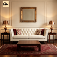 Sofa Kulit Gaya Eropa Tradisional OKF Desain Chesterfield Sandaran Berumbai Lengan Melengkung Kaki Kayu Solid untuk Ruang Tamu Villa