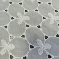 Tissu en coton respirant 199 g/m² blanc à motif trèfle et œillets, tissu ajouré géométrique pour jupes, rideaux et décoration intérieure