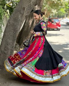 นักออกแบบอินเดียที่สวยงามสี lehenga โชลี่พร้อมงานปัก Dupatta และลําดับ Georgette ที่หนักแน่น lehenga สําหรับผู้หญิง - Product Image 5