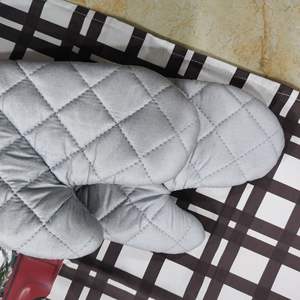 ถุงมือกันความร้อนสำหรับไมโครเวฟ ทำจากผ้าฝ้ายหนา คุณภาพดี ยืดหยุ่น ทนทาน เหมาะสำหรับการอบขนมและ<span class=keywords><strong>ใช้</strong></span>งานไมโครเวฟในชีวิตประจำวัน - Product Image 1