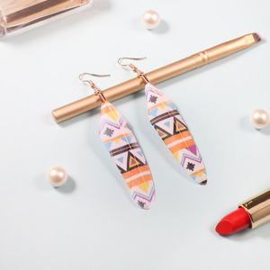 ต่างหูขนนกอะคริลิคเรซิ่นชุบทองสไตล์โบฮีเมียเครื่องประดับสำหรับงานปาร์ตี้ของผู้หญิง - Product Image 5