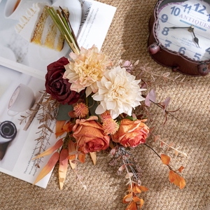 <span class=keywords><strong>Bouquet</strong></span> <span class=keywords><strong>de</strong></span> <span class=keywords><strong>fleurs</strong></span> d'<span class=keywords><strong>automne</strong></span> à feuilles d'oranger Dahlia Rose pour la décoration <span class=keywords><strong>de</strong></span> mariage à la maison, <span class=keywords><strong>bouquet</strong></span> <span class=keywords><strong>de</strong></span> <span class=keywords><strong>fleurs</strong></span> <span class=keywords><strong>de</strong></span> roses <span class=keywords><strong>séchées</strong></span> d'<span class=keywords><strong>automne</strong></span> pour hôtel, vente en gros - Product Image 4