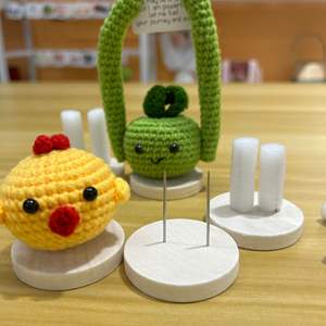 ตุ๊กตาไหมพรมถักไหมพรมขนาดเล็กลายดอกไม้ถักโครเชต์พร้อมการ์ดแครอทดองมะเขือม่วงมันฝรั่งบวกสำหรับตกแต่งรถยนต์ - Product Image 2