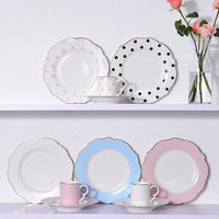 Ensemble d'assiettes à dîner en porcelaine de forme florale européenne Golden Rim Design Assiette de table de luxe pour mariage et événement