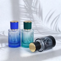 Flacon pulvérisateur de parfum en verre côtelé carré personnalisé OEM 30ml 50ml, atomiseur dégradé, anneau de col doré, capuchon mat, sérigraphié 6 couleurs