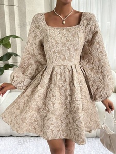 Tessuto in broccato Jacquard in poliestere per realizzare un abito plissettato con maniche a lanterna Jacquard - Product Image 4