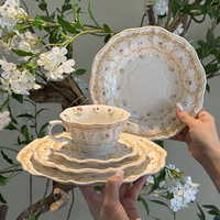 Service de table en céramique vintage français romantique à motifs floraux, assiette à dessert créative en dentelle, ensemble de tasses exquises pour le thé de l'après-midi