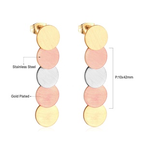 Boucles d'oreilles pendantes géométriques rondes en acier inoxydable, étanches, plaquées or 18 carats, anti-ternissement, avec breloque cercle lisse et pompon - Product Image 2