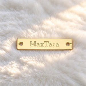 Plaque de logo métallique personnalisable à coudre, étiquette de vêtement gravée avec lettres dorées et deux trous pour maillots de bain - Product Image 3