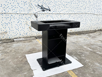 Podium DJ avec finition noire, deux valises de transport et support pour ordinateur portable