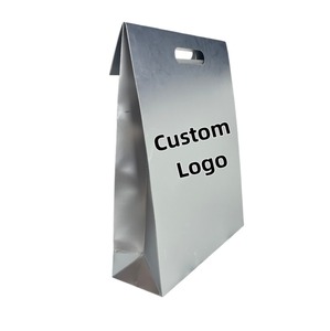 Borsa per lo shopping in <span class=keywords><strong>carta</strong></span> argentata per abbigliamento sportivo di marca, con manico a D e laminazione opaca - Product Image 3