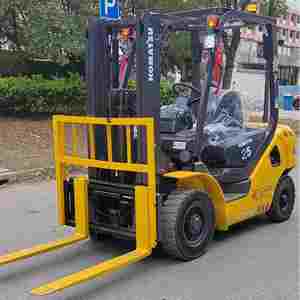Montacargas Industrial Komatsu 4x4 con Desplazador Lateral, 2.5 Toneladas, Diésel, para Terreno Accidentado, Mástil de 2 Etapas - Product Image 6