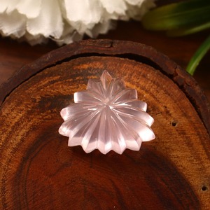 Hecho a mano elegante piedra preciosa de cuarzo rosa natural hermosas piedras preciosas sueltas para uso en joyería tallada en forma elegante - Product Image 2