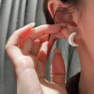 Pendientes de Plata de Ley S925 con Perlas, Diseño Retro Vintage de Luna, Joyería de Nicho Simple, Moderna y Refrescante - Product Image 3