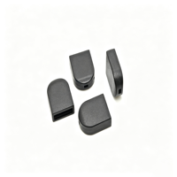 Embout ovale en plastique noir avec ouverture