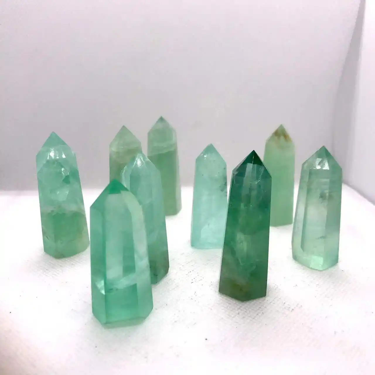 Varitas de piedras preciosas de Reiki, punto de fluorita verde de cristal, torre de fluorita pequeña y grande