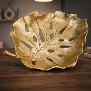 Assiette décorative en forme de feuille dorée, en métal poli, style glamour, motif végétal fait main, plat de fête - Product Image 2