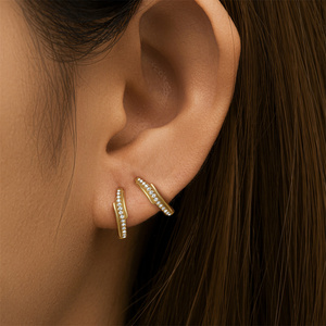 CANNER Venta al por mayor Pendientes de aro tipo huggie de plata de ley 925, de moda, sencillos, con circonita de una sola fila y diseño de onda cruzada de doble cara - Product Image 2