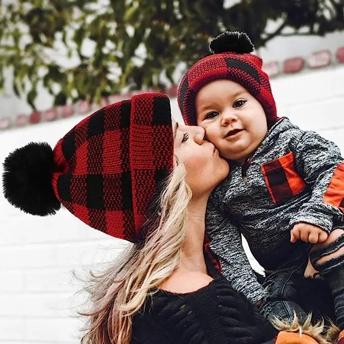 2024 แม่และเด็กฤดูหนาวสีแดงควายถักหมวกFur Pomออกแบบที่กําหนดเองฤดูหนาวถักหมวก
