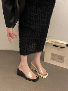 Vente en gros d'usine : Chaussures pour femmes (talons hauts, mules, sandales compensées, tongs, sandales) - Product Image 5