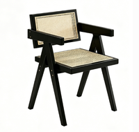 Chaise de salle à manger en bois massif de style mid-century, durable, avec dossier en rotin tressé, assise rembourrée et accoudoirs, pour usage commercial et hôtelier