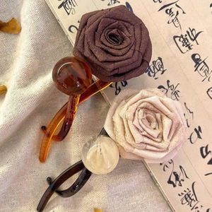 Vente en gros Accessoire de cheveux à griffes pour femmes avec ruban séché <span class=keywords><strong>Fleur</strong></span> de rose Design Tissu <span class=keywords><strong>Chignon</strong></span> Twist Clip Plastique Dos Artistique <span class=keywords><strong>Pince</strong></span> à cheveux - Product Image 4